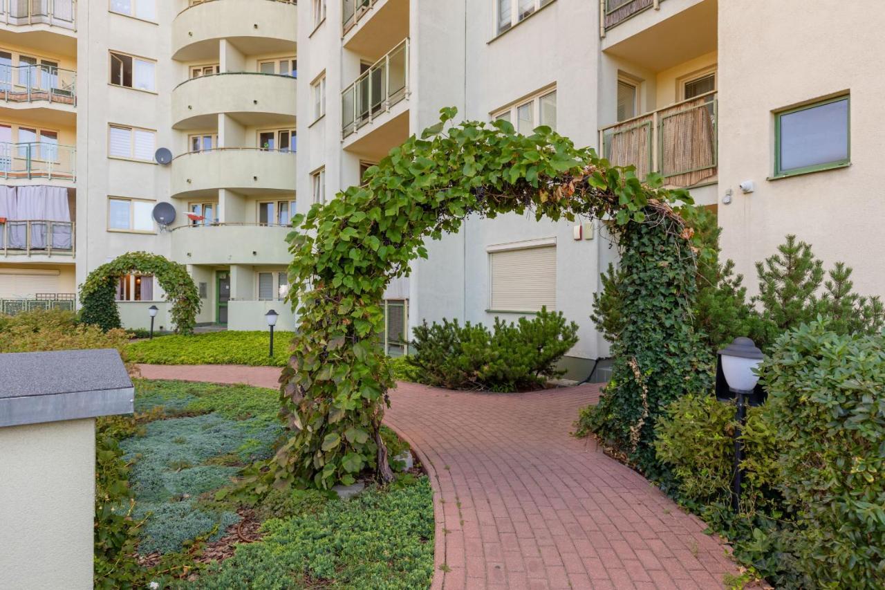Metro Wilanowska Apartment With Parking By Noclegi Renters Варшава Экстерьер фото